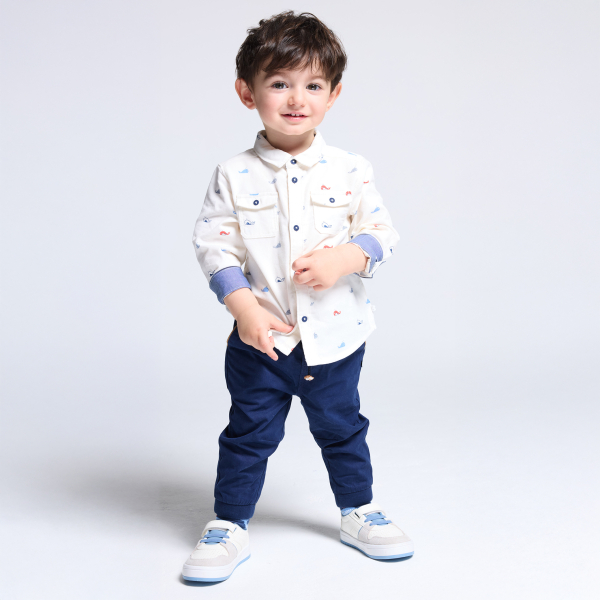 قميص من الثوب المخملي المضلع، مع رسمة للحوت، باللون الأبيض للأطفال الصغار